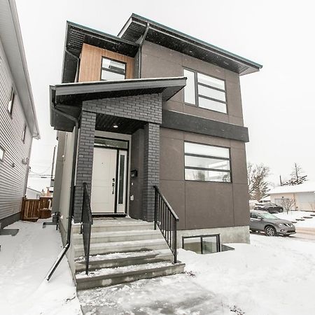 Bright Modern Home - King Bed - Free Parking - Fireplace - Fast Wi-Fi - Free Netflix Edmonton Bagian luar foto