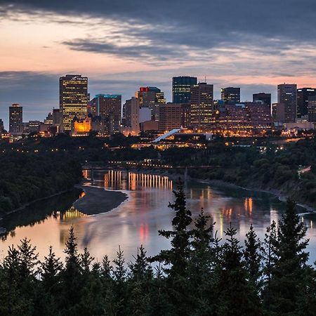 Bright Modern Home - King Bed - Free Parking - Fireplace - Fast Wi-Fi - Free Netflix Edmonton Bagian luar foto