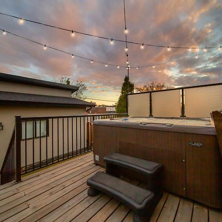 Bright Modern Home - King Bed - Free Parking - Fireplace - Fast Wi-Fi - Free Netflix Edmonton Bagian luar foto