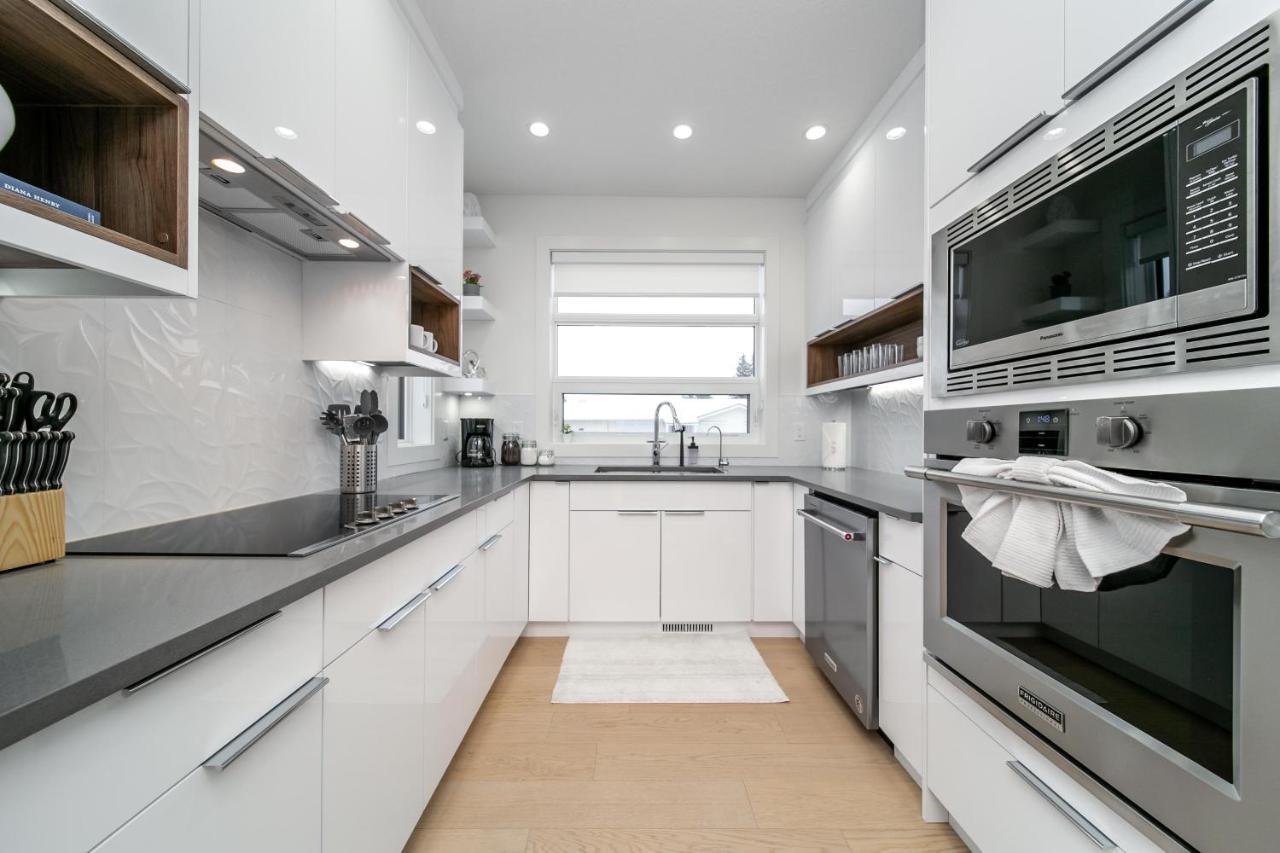 Bright Modern Home - King Bed - Free Parking - Fireplace - Fast Wi-Fi - Free Netflix Edmonton Bagian luar foto