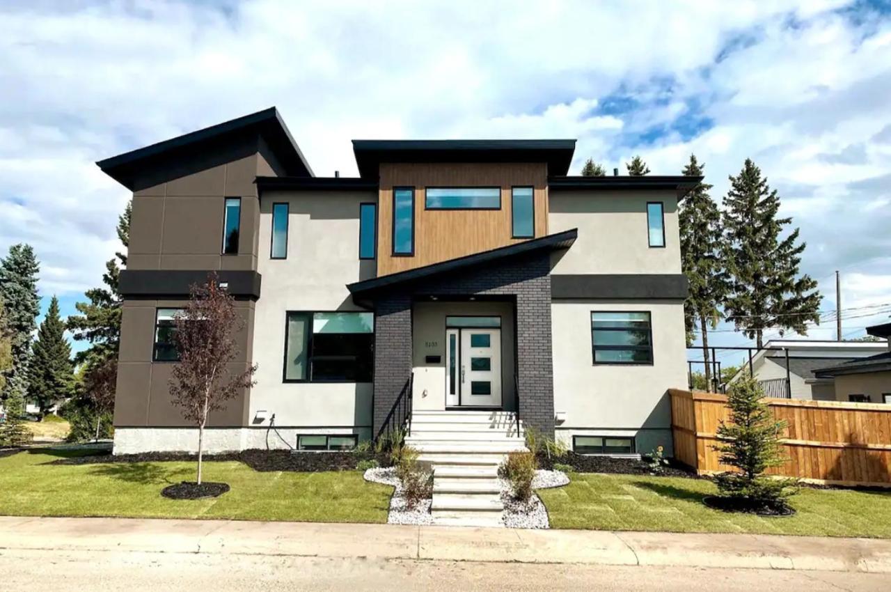 Bright Modern Home - King Bed - Free Parking - Fireplace - Fast Wi-Fi - Free Netflix Edmonton Bagian luar foto