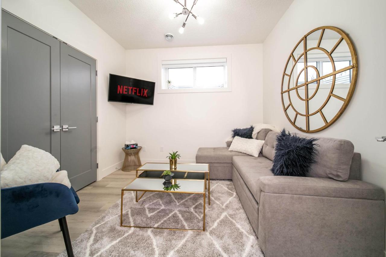 Bright Modern Home - King Bed - Free Parking - Fireplace - Fast Wi-Fi - Free Netflix Edmonton Bagian luar foto