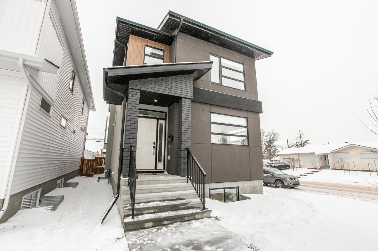 Bright Modern Home - King Bed - Free Parking - Fireplace - Fast Wi-Fi - Free Netflix Edmonton Bagian luar foto