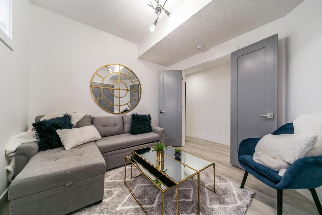 Bright Modern Home - King Bed - Free Parking - Fireplace - Fast Wi-Fi - Free Netflix Edmonton Bagian luar foto