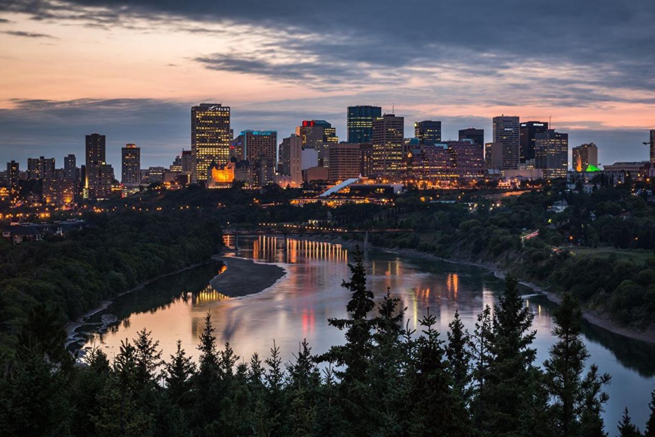 Bright Modern Home - King Bed - Free Parking - Fireplace - Fast Wi-Fi - Free Netflix Edmonton Bagian luar foto