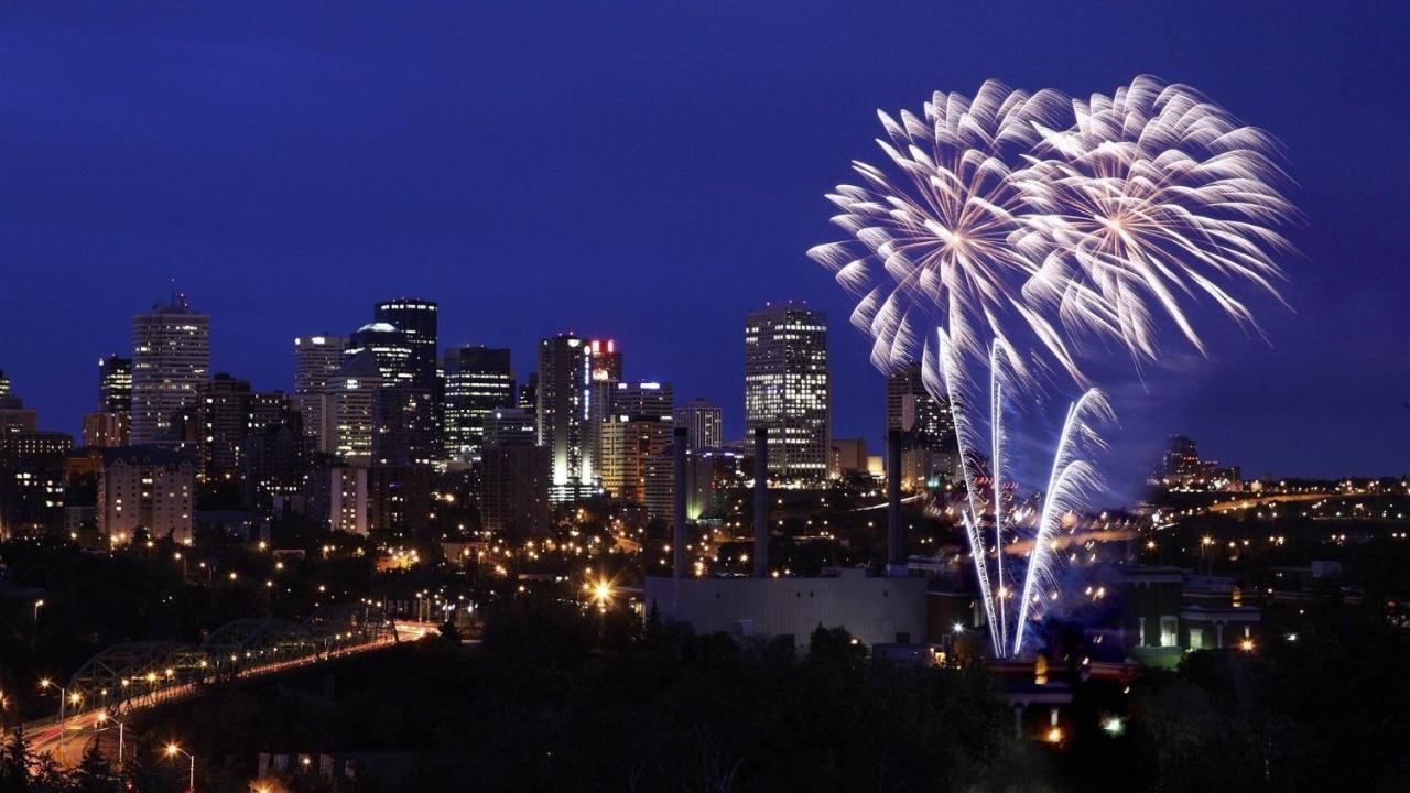 Bright Modern Home - King Bed - Free Parking - Fireplace - Fast Wi-Fi - Free Netflix Edmonton Bagian luar foto
