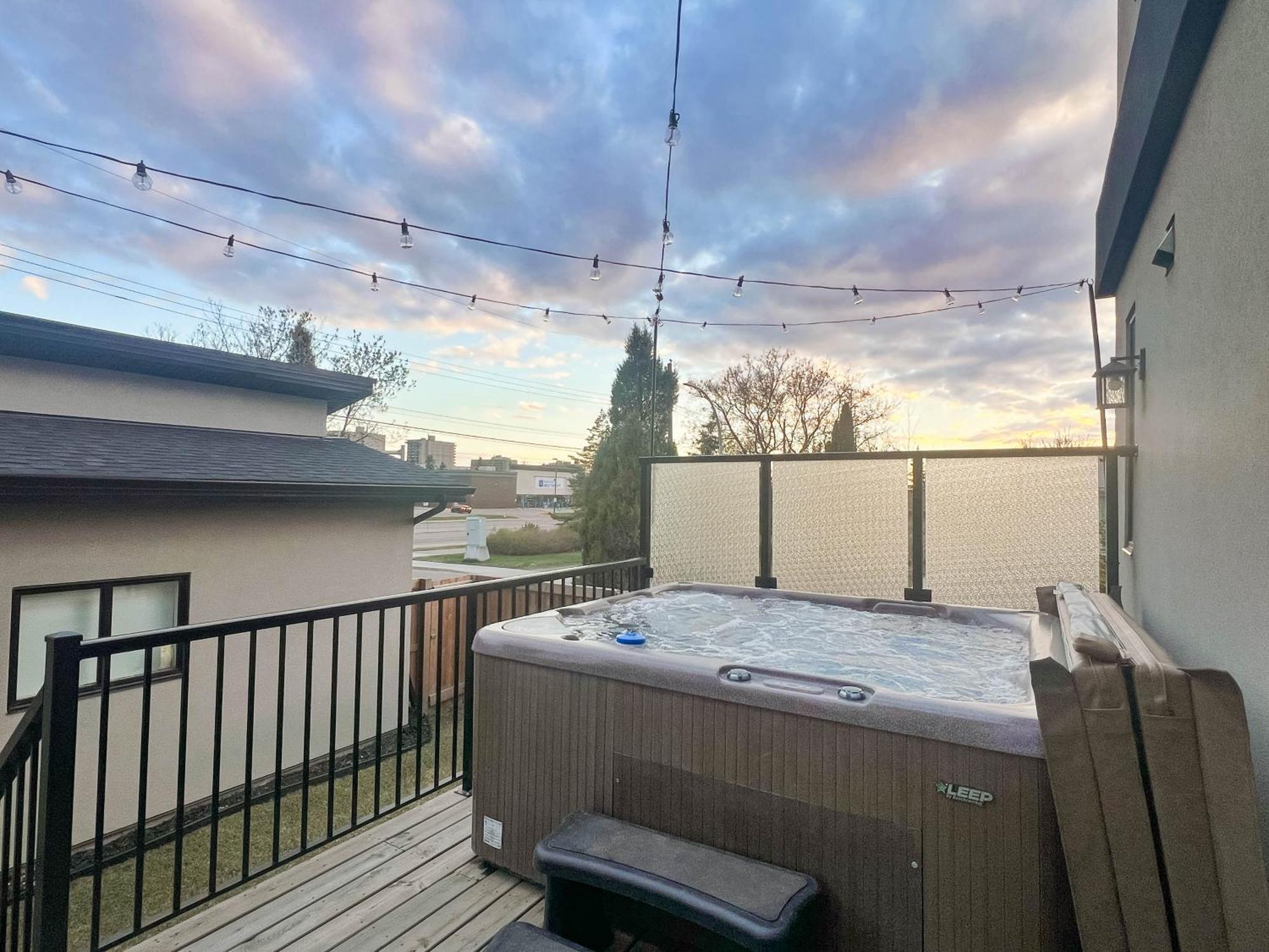 Bright Modern Home - King Bed - Free Parking - Fireplace - Fast Wi-Fi - Free Netflix Edmonton Bagian luar foto