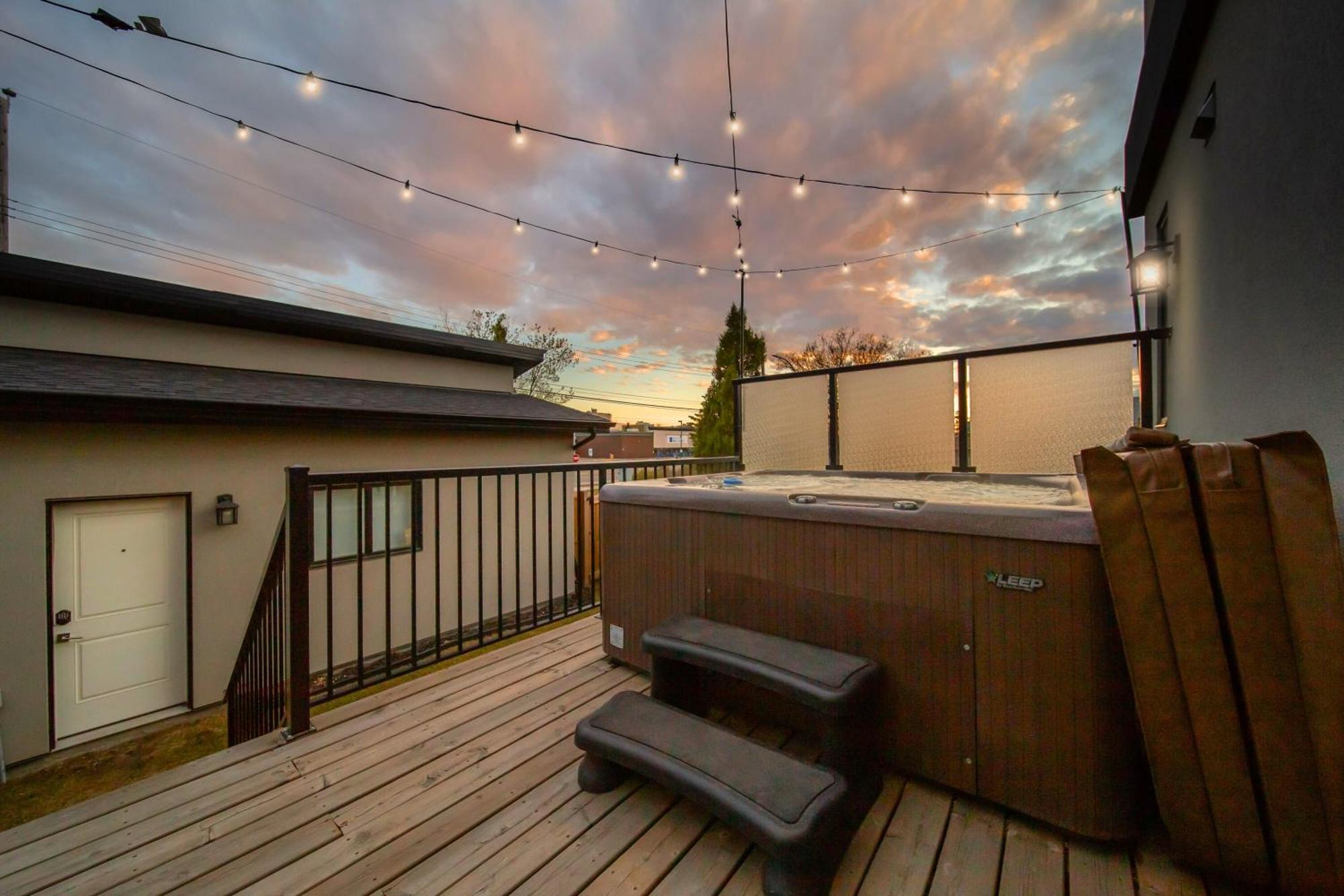 Bright Modern Home - King Bed - Free Parking - Fireplace - Fast Wi-Fi - Free Netflix Edmonton Bagian luar foto